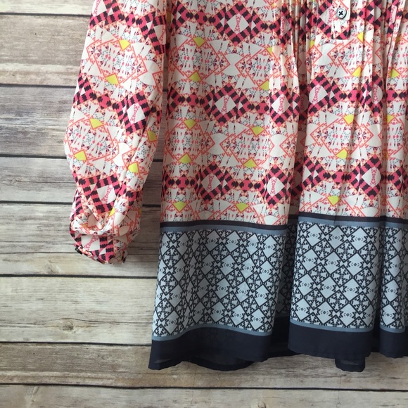 HD in Paris | Kaveri Pintuck Henley Top Size 2 - Picture 5 of 8